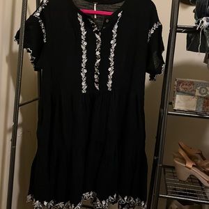 Super cute flowy oversized dress. 100% cotton. Black with white floral print.